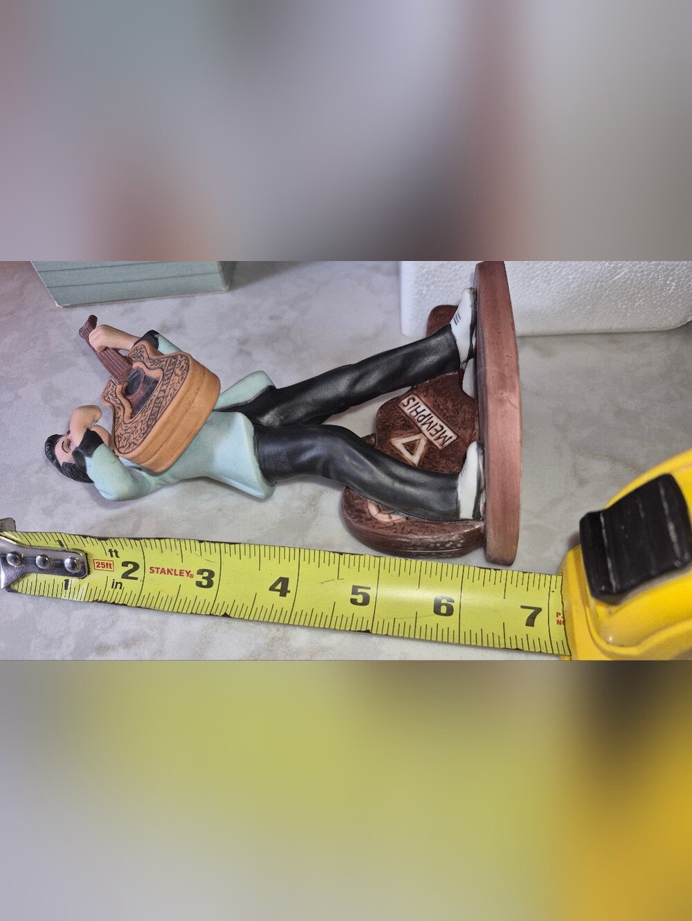 Avon Fine Collectibles porcelain hand-painted figurine of Elvis Presley 1987 New - Picture 4 of 4
